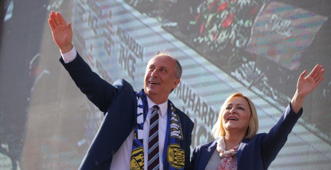 El socialdemócrata Muharrem Ince, candidato del Partido Republicano del Pueblo (CHP, según sus siglas en turco), con su esposa Ulku, en un mitin en Ankara. REUTERS/Stoyan Nenov