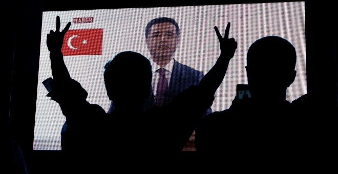 Los partidarios del prokurdo Partido Democrático de los Pueblos (HDP, según sus siglas en turco) observan  a su candidato presidencial Selahattin Demirtas (en prisión desde 2016) en su primera aparición en televisiónen más de alño y medio (está en prisión