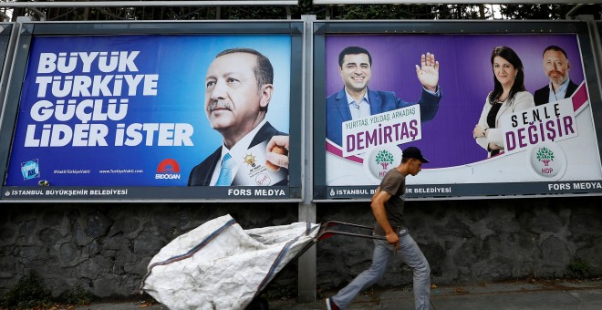 Carteles electorales del presidente turco Recep Tayyip Erdogan (que dice 'Turquía requiere un líder fuerte'), y del principal partido pro kurdo (HDP), con su candidato encarcelado Selahattin Demirtas (con el elma 'Cambia contigo'), en Estambul. REUTERS /