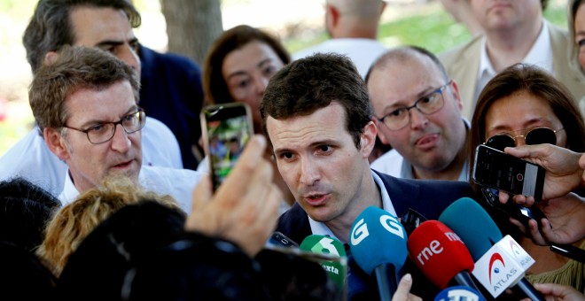 El candidato a la Presidencia del PP, Pablo Casado junto al presidente de la Xunta de Galicia Alberto Núñez Feijóo.EFE/Cabalar