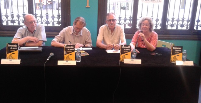 Presentació del llibre 'Economia de Guerra', aquest dilluns a la llibreria Alibri de Barcelona. / MF.