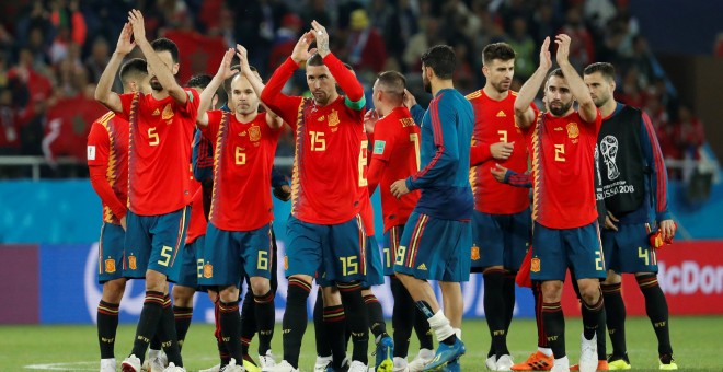 Los jugadores de España celebran el empate ante Marruecos, que les da la primera plaza del grupo B del Mundial. /REUTERS