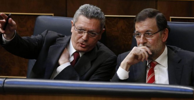 Mariano Rajoy con el entonces ministro de Justicia, Alberto Ruiz-Gallardón, en el banco azul del Congreso de los Diputados. EFE