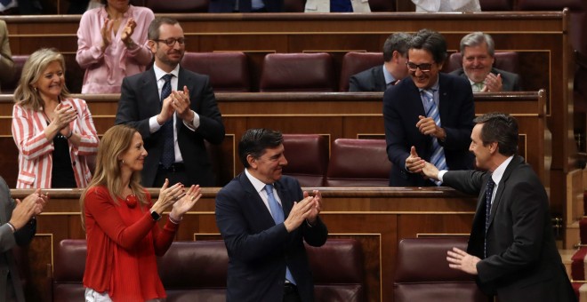 El portavoz del PP, Rafael Hernando, aplaudido por sus compañeros de partido tras su intervención en el pleno del Congreso ante el que comparece el jefe del Ejecutivo, Pedro Sánchez. EFE/Ballesteros
