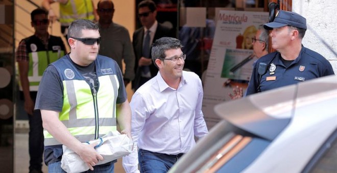 El presidente de la diputación de Valencia, Jorge Rodríguez, tras un registro en Ontinynet este miércoles. EFE/Manuel Bruque