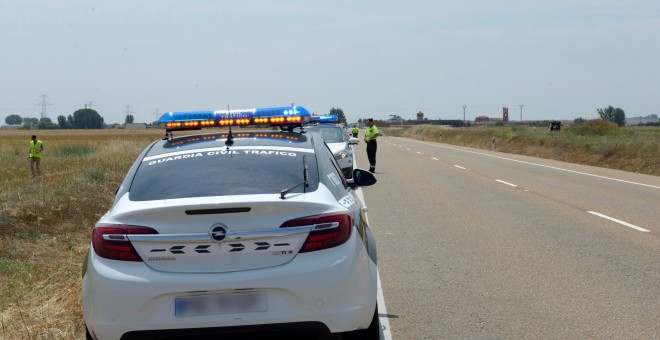 Inmediaciones del lugar en el que dos ciclistas han fallecido al ser arrollados por un conductor que se ha dado a la fuga./EFE