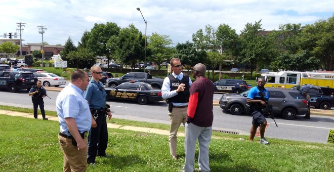 Miembros de la Policía investigan el tiroteo en la redacción del periódico local de Maryland 'Capital Gazette'./REUTERS