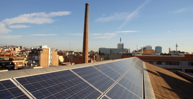 Plaques solars a la biblioteca Vapor Vell del barri de Sants de Barcelona, un dels prop de seixanta equipaments municipals amb instal·lacions fotovoltàiques. / Ajuntament de Barcelona.