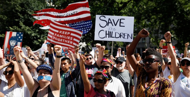 Miles de manifestantes salen a las calles de Nueva York contra la política migratoria de Trump, que separa a los niños de sus padres al cruzar la frontera con México.- REUTERS