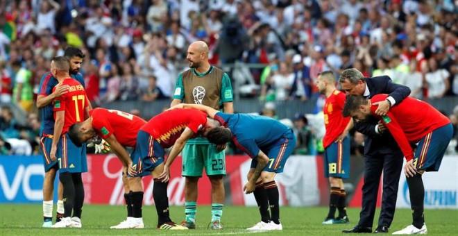 Los jugadores de la selección española tras perder en la tanda de penaltis durante el partido España-Rusia.. EFE