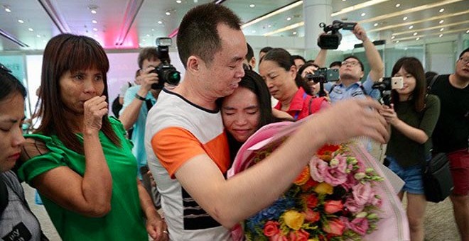 Kylee Bowers, o Lian Jinglang, se abraza a su padre después de 13 años.