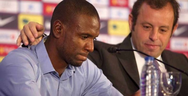 Abidal y Rosell, el día que anunciaron que el jugador o seguiría en el Barcelona. (EFE | ARCHIVO)
