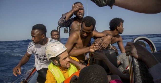 Un grupo de personas es rescatada en frente a las costas de Libia por miembros de la ONG Sea-Watch.- AFP/ Alessio Paduano
