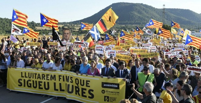 Concentració convocada per l'ANC i Òmnium a les portes de la presó de Lledoners, on aquest dimecres hi han ingressat Oriol Junqueras, Raül Romeva, Jordi Sánchez i Jordi Cuixart. / Òmnium Cultural.