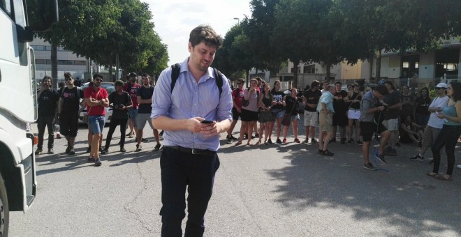 Un licitador es fa enrere davant les mobilitzacions de la plataforma Aturem la Subhasta a Hospitalet de Llobregat, on la Generalitat sorteja 47 immobles. @StopSubhasta