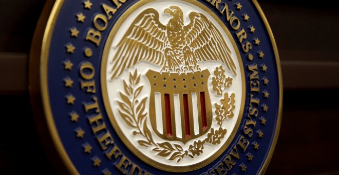 El escudo de la 'Board of Governors of the Federal Reserve System' en Washington./REUTERS