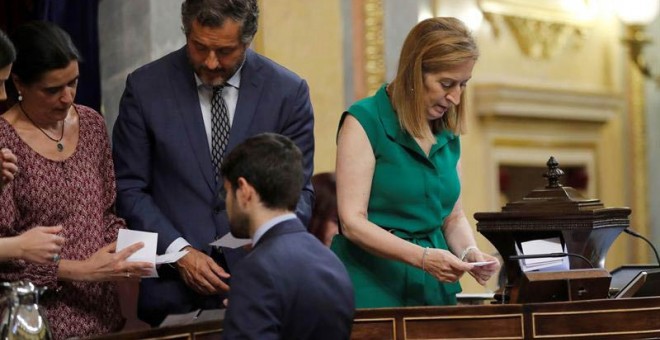 La presidenta del Congreso de los Diputados, Ana Pastor (d), durante el recuento de la votación en el pleno extraordinario del Congreso para elegir el presidente de RTVE. (JUAN CARLOS HIDALGO | EFE)