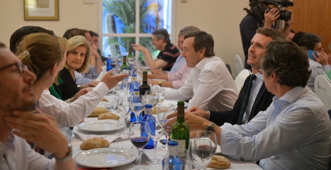 Pablo Casado junto a otros dirigentes del PP en la cena del Grupo Parlamentario Popular.