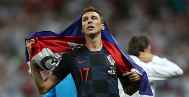 El davanter centre de la selecció de Croàcia, Mario Mandžukić, celebrant la victòria contra Anglaterra en la semifinal d'aquest dimecres a l'estadi Lujnikí de Moscou. Totes dues seleccions porten equipació de Nike. REUTERS/Carl Recine.
