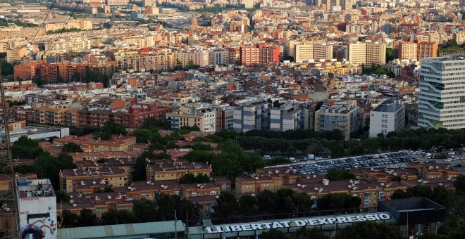 Pintada con el mensaje 'Llibertat d'expressió' en el tejado del Ateneu Popular 9 Barris (Barcelona). / #FaltanPintadas