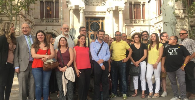 Advocats i signants de la querella contra el jutge Pablo Llarena, aquest divendres davant de la seu del TSJC. / CB.