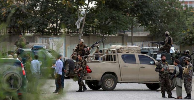 Miembros de las fuerzas de seguridad afganas vigilan un lugar cercano al atentado. (EFE)