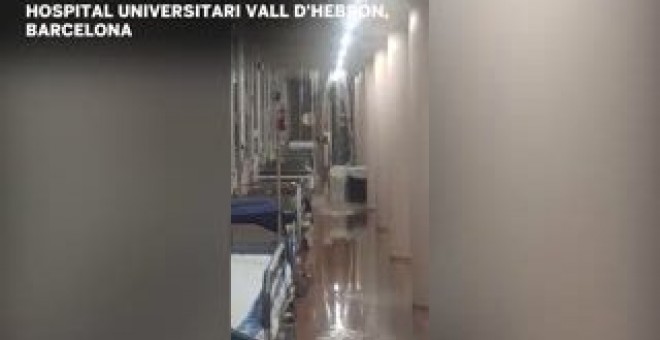 Goteras en los pasillos del Hospital Vall d'Hebron.