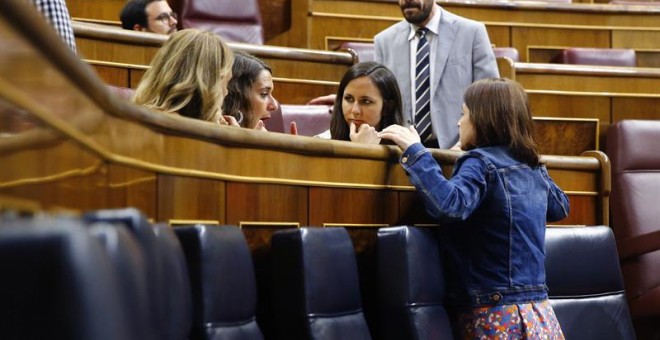 La vicesecretaria general del PSOE, Adriana Lastra, conversa con las diputadas de Unidos Podemos, Ione Belarra y Noelia Vera, antes de la votación de este lunes en el Congreso. - EFE