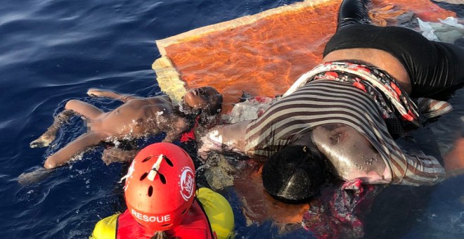 Imagen del rescate de Proactiva Open Arms en el Mediterráneo central, donde han rescatado con vida a una mujer y han hallado dos cadáveres tras una intervención de la Guardia Costera Libia.- OPEN ARMS