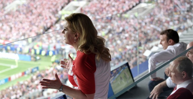 La presidenta de Croacia, en el palco junto a Vladimir Putin y Emmanuel Macron. REUTERS