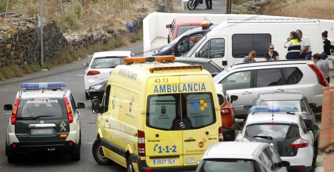 Agentes de la Policía Judicial de la Guardia Civil investigan el suceso en el que un hombre que ha aparecido muerto junto a su mujer y sus dos hijos de corta edad en su casa de La Orotava/EFE/Cristóbal García