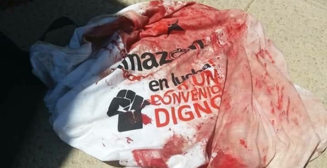 Una camiseta manchada de sangre tras las cargas policiales durante la segunda jornada de huelga en el almacén de Amazon en San Fernando de Henares.- CGT