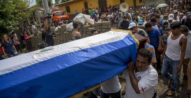Cientos de personas participan en el entierro del joven José Medina, que falleció el pasado fin de semana durante un enfrentamiento entre paramilitares y manifestantes en la ciudad de Masaya (Nicaragua). EFE/Jorge Torres
