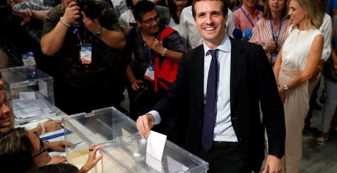 Pablo Casado deposita su voto para las primarias del PP./EFE