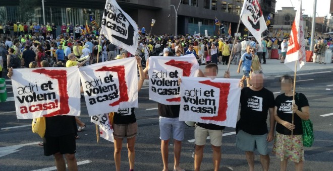 Manifestants de la concentració pels presos polítics del passat 14 de juliol amb mostres de solidaritat per l'Adrià Carrasco. @EtVolemACasa