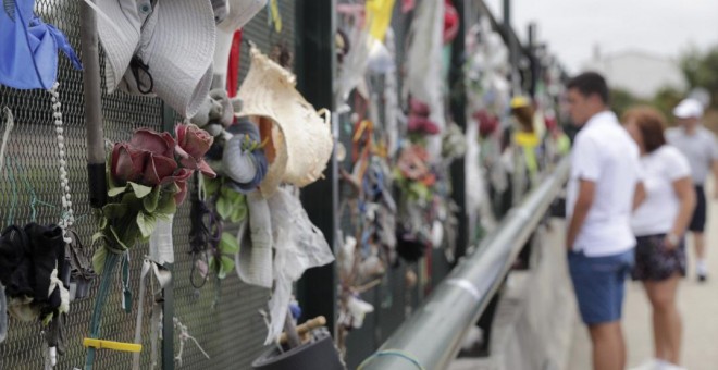 Un grupo de personas visitan la curva de Angrois donde descarrilaba un tren Alvia el pasado 24 de julio de 2013. / EFE