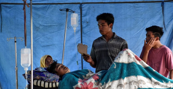 Una persona es atendida después de un terremoto en Indonesia./REUTERS