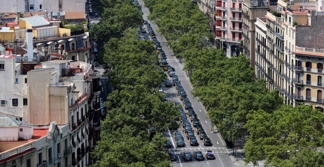 Taxistes en vaga ocupen la Gran Via de Barcelona, aquest diumenge. EFE / Alejandro Garcia.