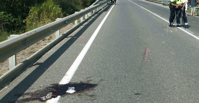 Restos del atropello mortal de dos ciclistas en Tarragona. EFE