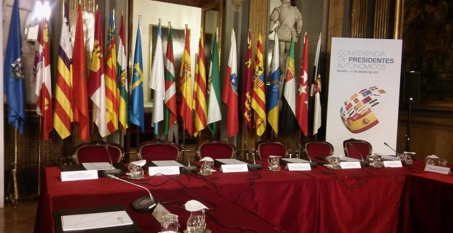Banderas autonómicas en la sala de reuniones de la VI Conferencia de Presidentes, en el Senado. E.P.
