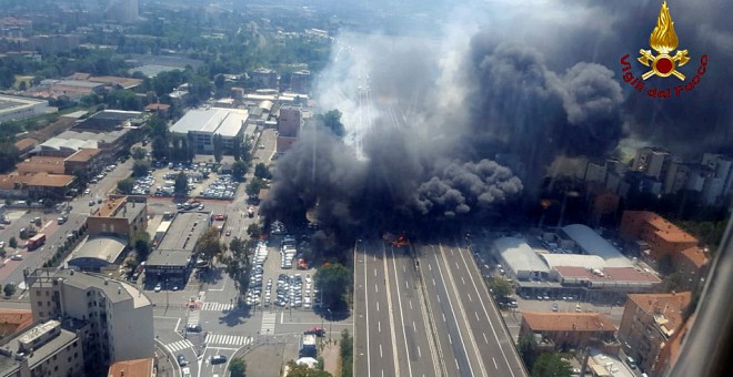 El incendio del camión en las afueras de la ciudad italiana de Bolonia. REUTERS