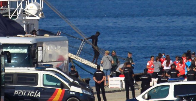El buque Open Arms a su llegada hoy al muelle de San Roque (Cádiz), donde han desembarcado a 87 personas rescatadas en las costas de Libia, en la cuarta operación en la que un buque de una ONG llega a España con inmigrantes del Mediterráneo Central rechaz