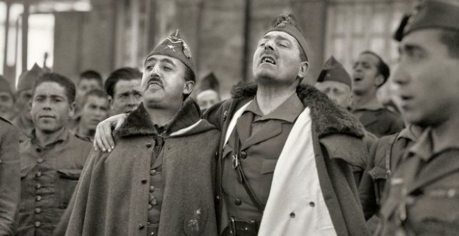Franco y Millán Astray abrazados, 1926.  BARTOLOMÉ ROS