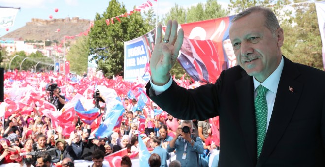 Fotografía cedida por el gabinete de prensa de la Presidencia de Turquía que muestra al presidente de Turquía, Recep Tayyip Erdogan, mientras saluda a sus seguidores a su llegada a los rezos del viernes en la ciudad de Bayburt (Turquía). EFE
