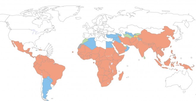 Malaria en el mundo. En el área rosada persiste la enfermedad. Los países en azul, verde y amarillo fueron declarados libres de malaria recientemente o están en proceso de conseguirlo.