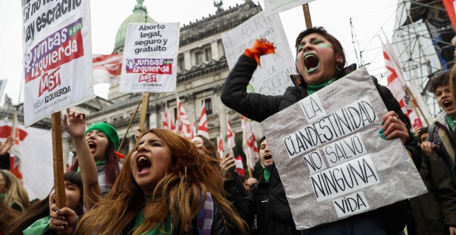 Concentración de activistas en defensa de la despenalización del aborto en la Plaza del Congreso, de Buenos Aires, durante el debate en el Senado de la ley sobre la interrupción del embarazo. EFE/David Fernández