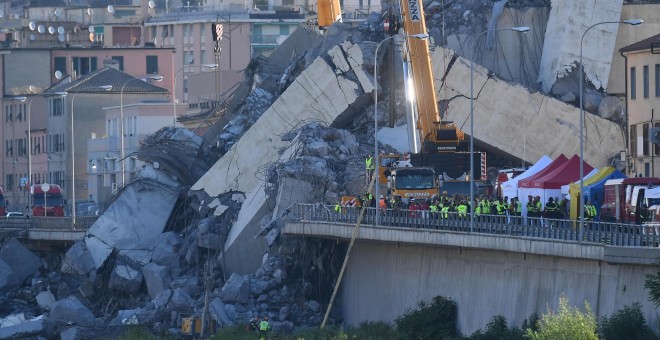 Una grúa trabaja en las labores de búsqueda de víctimas y retirada de los escombros del puente que el martes se desplomó en Génova (Italiaa. EFE/ Luca Zennaro