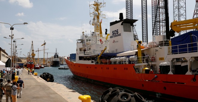 El buque Aquarius atraca en La Valleta. REUTERS/Darrin Zammit Lupi
