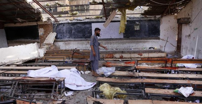Un hombre inspecciona el lugar en el que se ha producido un atentado suicida en Kabul (Afganistán) hoy, 15 de agosto del 2018. Al menos 25 personas murieron y otras 35 resultaron heridas hoy en un atentado suicida perpetrado en el interior de un centro e