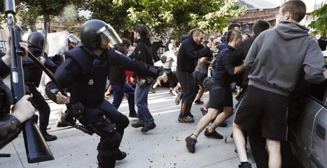 GRAF6865. PAMPLONA, 17/08/2018.- Efectivos de la Policía Foral disuelven una concentración durante el desalojo del Palacio del Marqués de Rozalejo, gestionado por un movimiento okupa como gaztetxe Maravillas desde 2017 y QUE ha finalizado con 22 personas